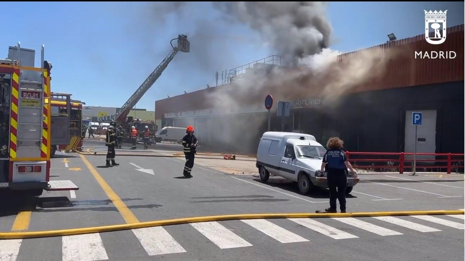 Los bomberos extinguen un incendio en un local cárnico en Mercamadrid
