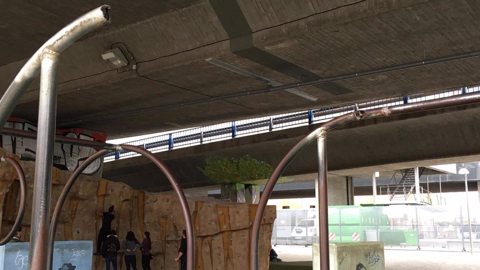Dos detenidos por provocar el incendio en el que murió una mujer anoche bajo el puente de Pedro Bosch