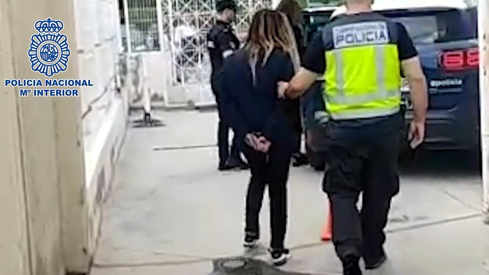 Dos detenidos en Torrejón por robar carteras de ancianos para sacar dinero con sus tarjetas bancarias