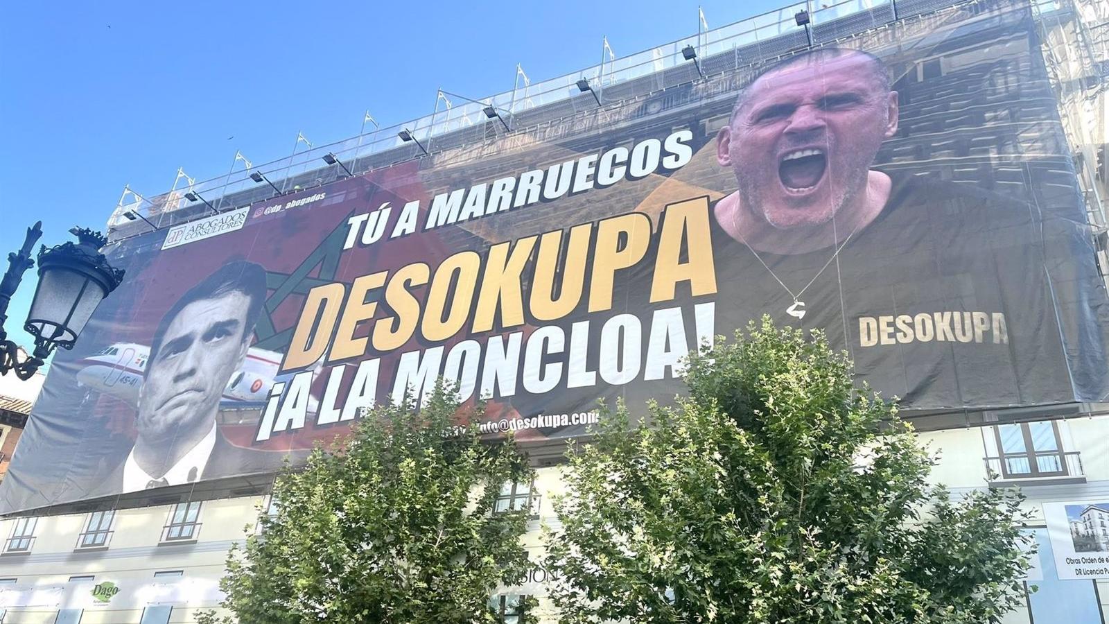 Desokupa despliega una gran lona en la calle Atocha contra Pedro Sánchez