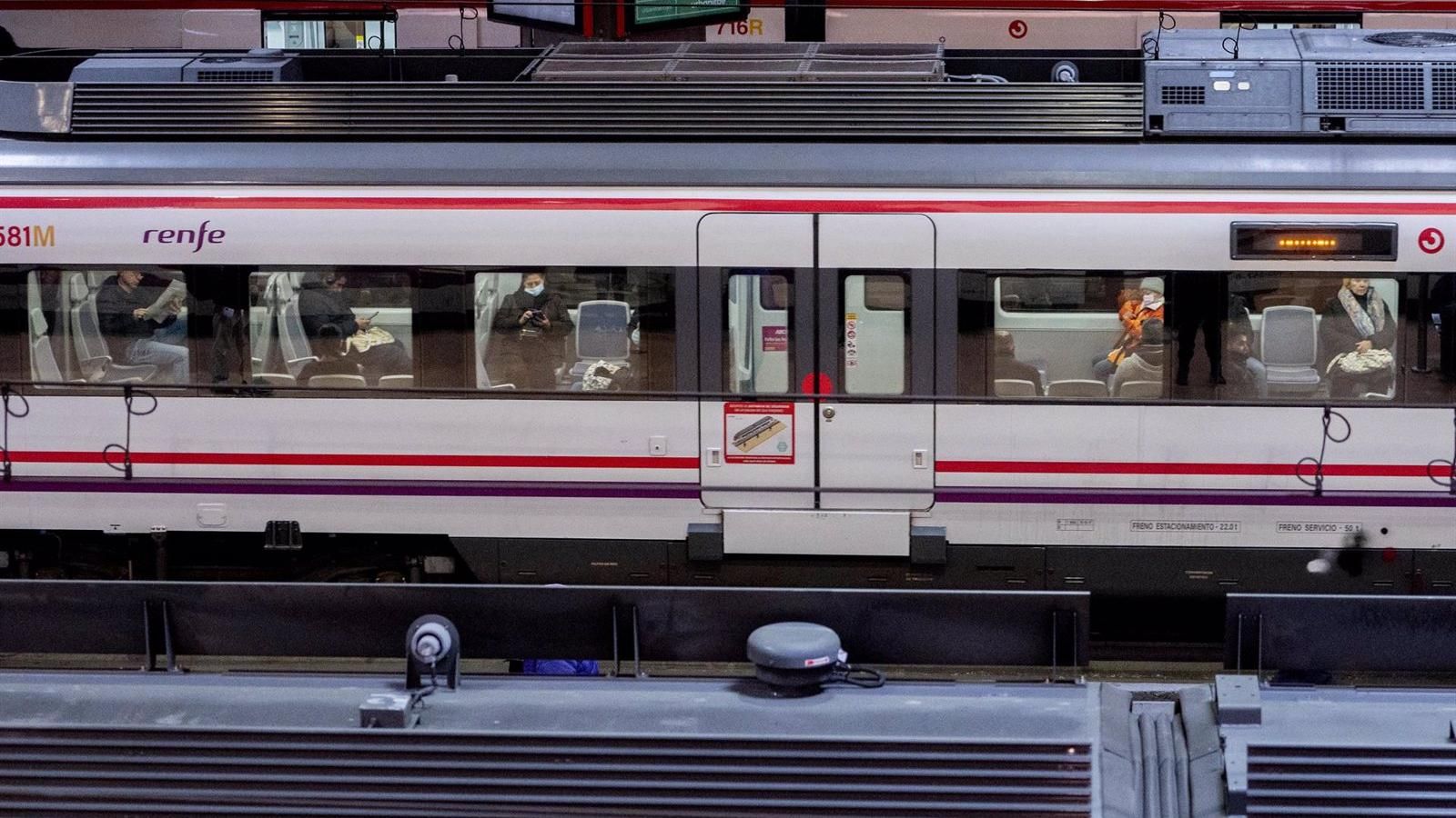 Demoras en cinco líneas de Cercanías después de que unos viajeros accionaran la alarma de un tren y bajaran a las vías en Atocha