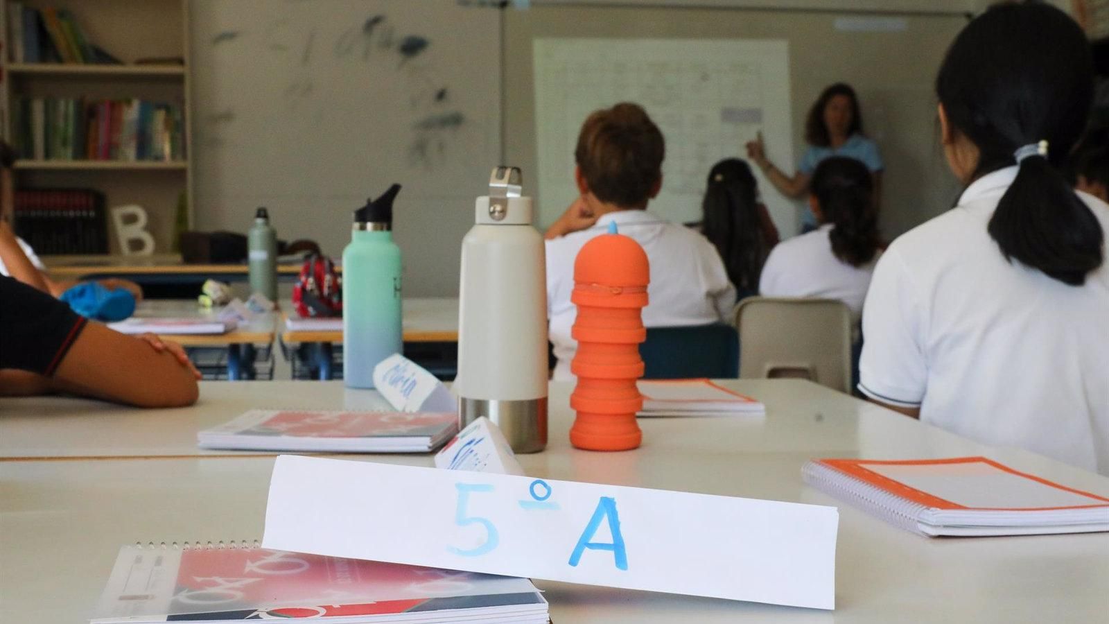 El Gobierno regional destina 26,6 millones a mobiliario para los centros educativos de la región