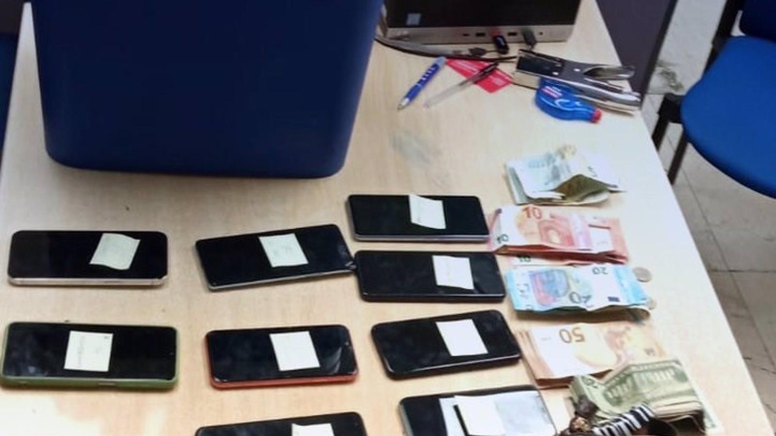 Detenidos en Arganzuela cuatro personas con 18 móviles robados
