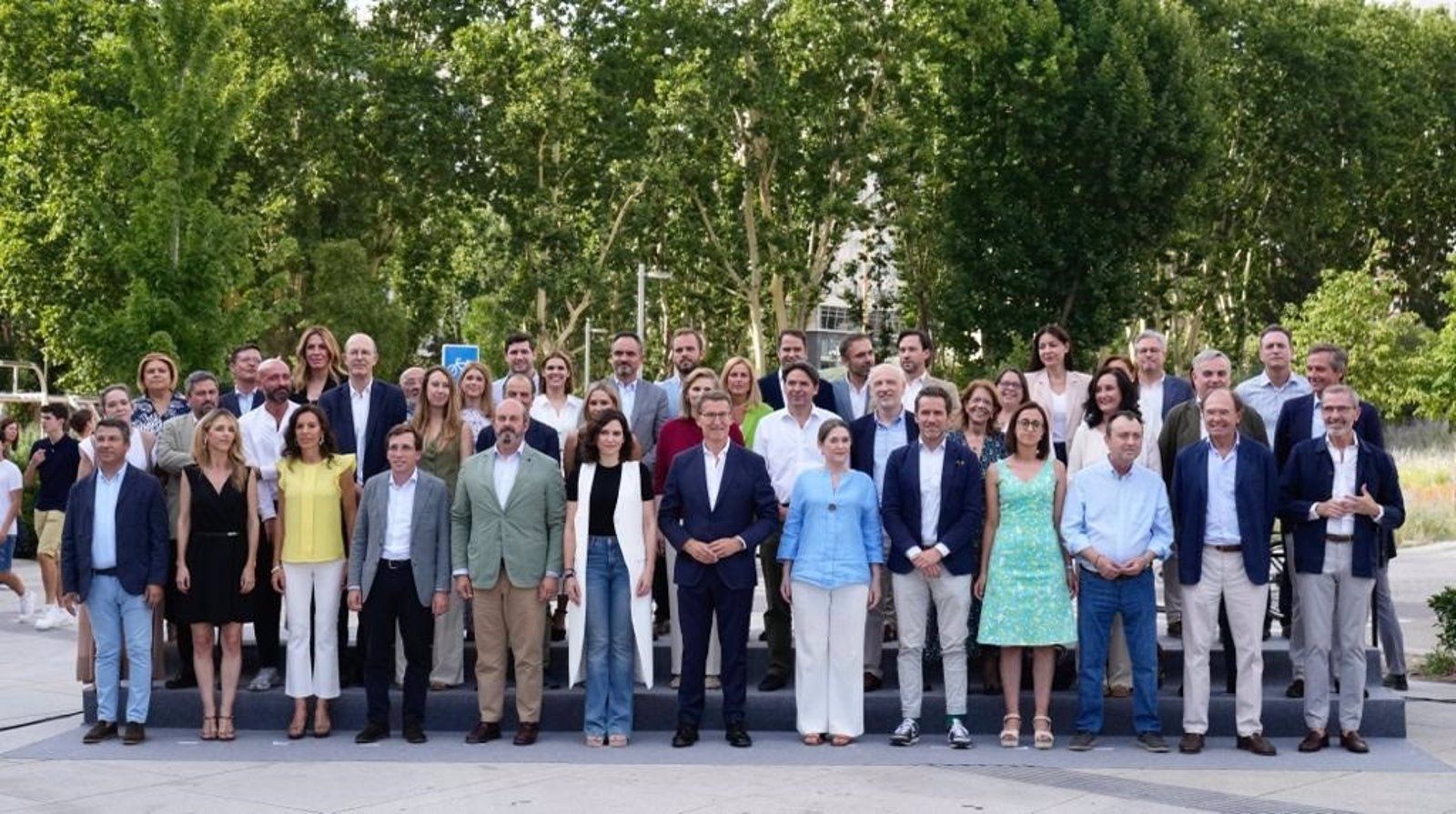 Feijóo pide para España el Gobierno "fuerte" de Ayuso y avisa a Sánchez que "no merece" ser presidente si pierde