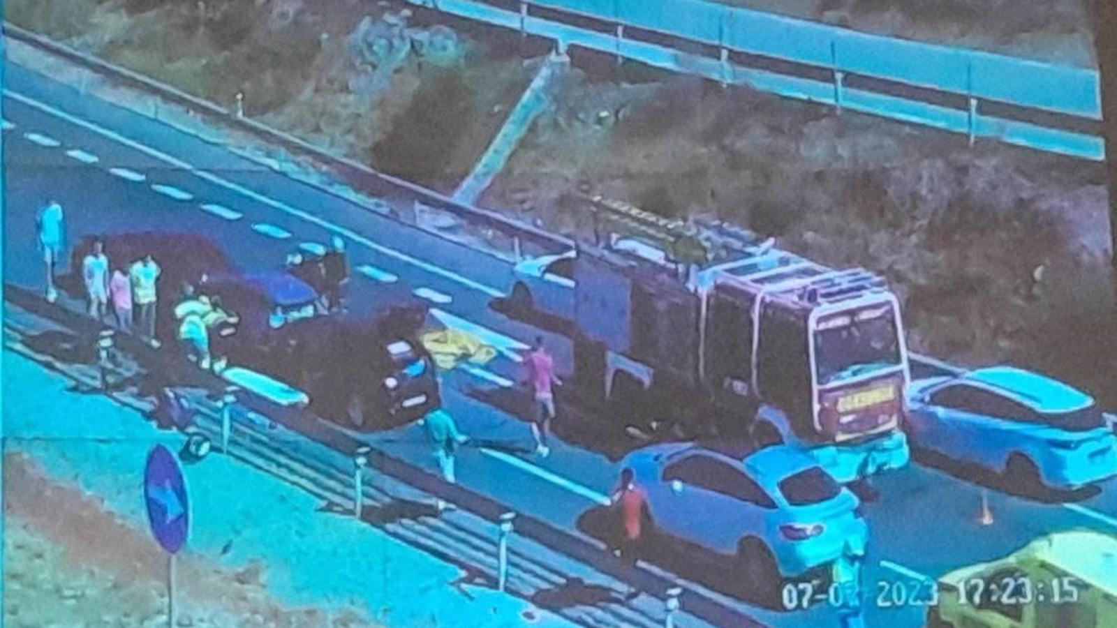  Atascos en la salida de la A-3 por una colisión entre tres coches que deja un herido leve