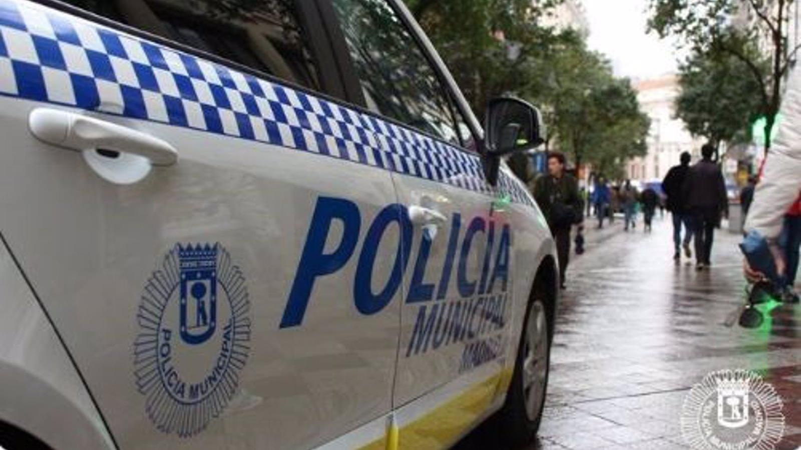 Reducen a un hombre que tiraba a la calle objetos, entre ellos unas pesas de 10 kilos, desde su casa en el distrito Centro