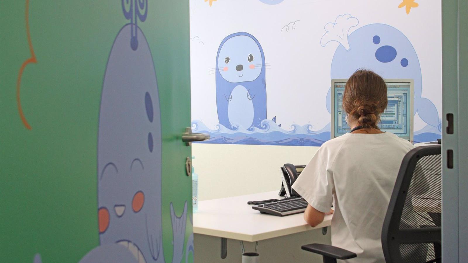 El Hospital de Torrejón decora las consultas de Urgencias pediátricas para mejorar el bienestar emocional de los niños