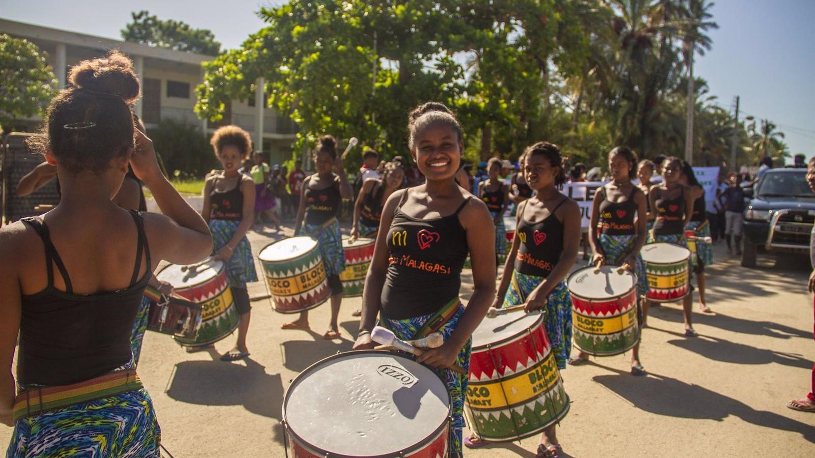 Jóvenes mujeres de Madagascar buscan sensibilizar con una batucada sobre el poder transformador de la música en San Lorenzo