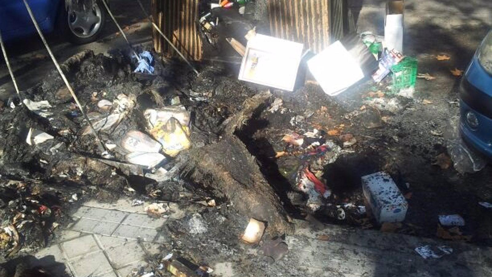 Arden varios contenedores y tres vehículos en el barrio de San Cristóbal
