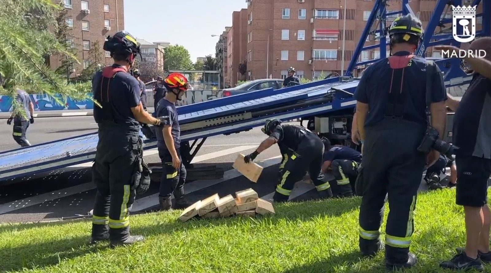 Los Bomberos de Madrid intervienen en O'Donnell tras sufrir una avería una grúa que transportaba coches