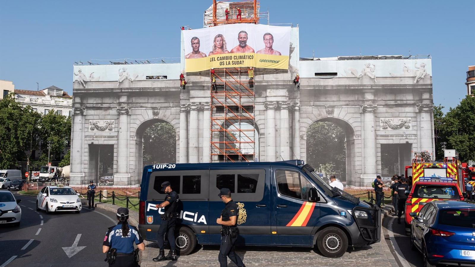 Martínez-Almeida anuncia acciones legales contra Greenpeace por colocar una lona en un monumento Patrimonio Mundial