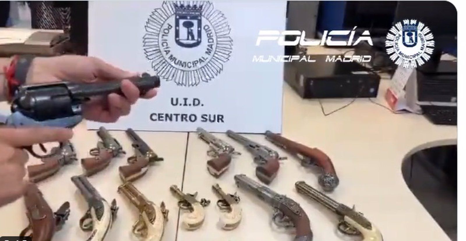 Incautan 15 pistolas simuladas en una tienda de recuerdos junto al Congreso de los Diputados