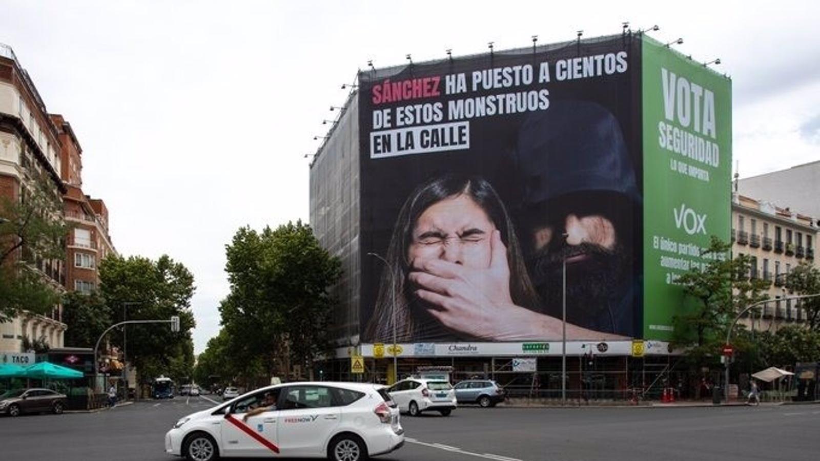 Vox cuelga una nueva lona en Madrid contra la ley del ' solo sí es sí'