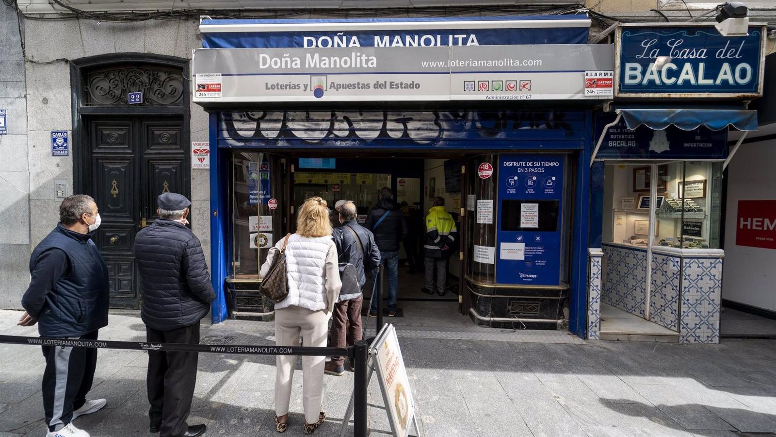 Doña Manolita registra sus primeras colas para comprar los décimos de la Lotería de Navidad