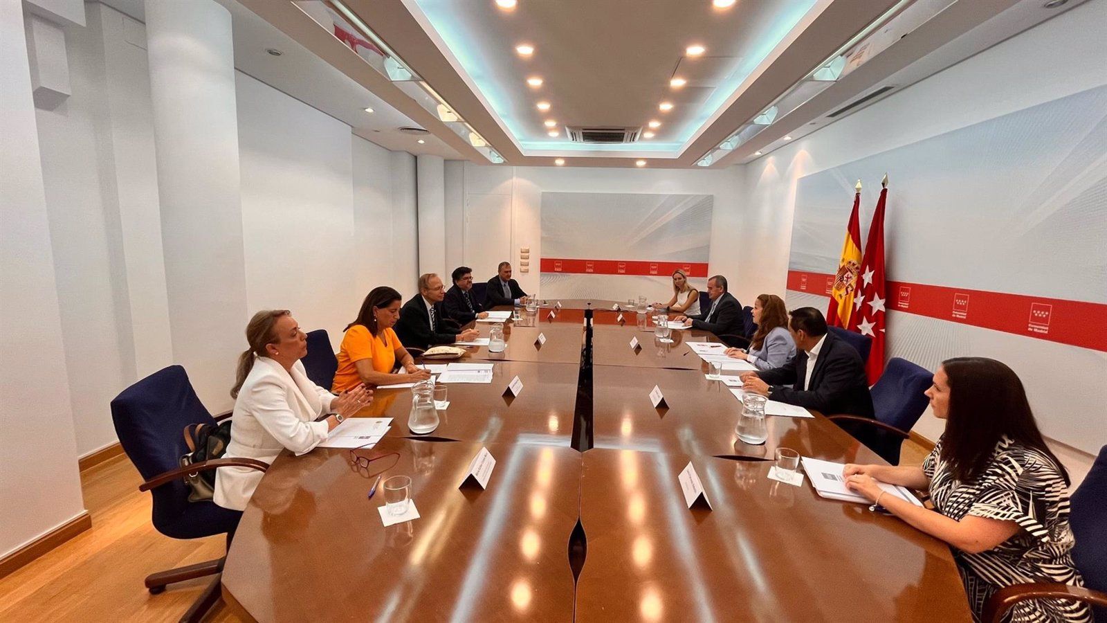 Fátima Matute traslada el presidente del Colegio de Médicos de Madrid su disposición a colaborar
