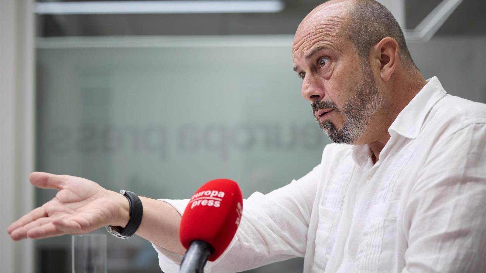 Rollán cree que el PSOE "está haciendo la maleta" a Lobato al mandarle al Senado
