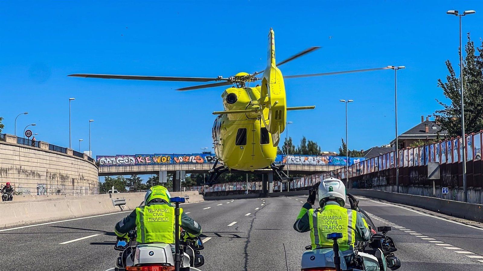 Herido grave un motorista al chocar contra una mediana en la A-6, en Villalba