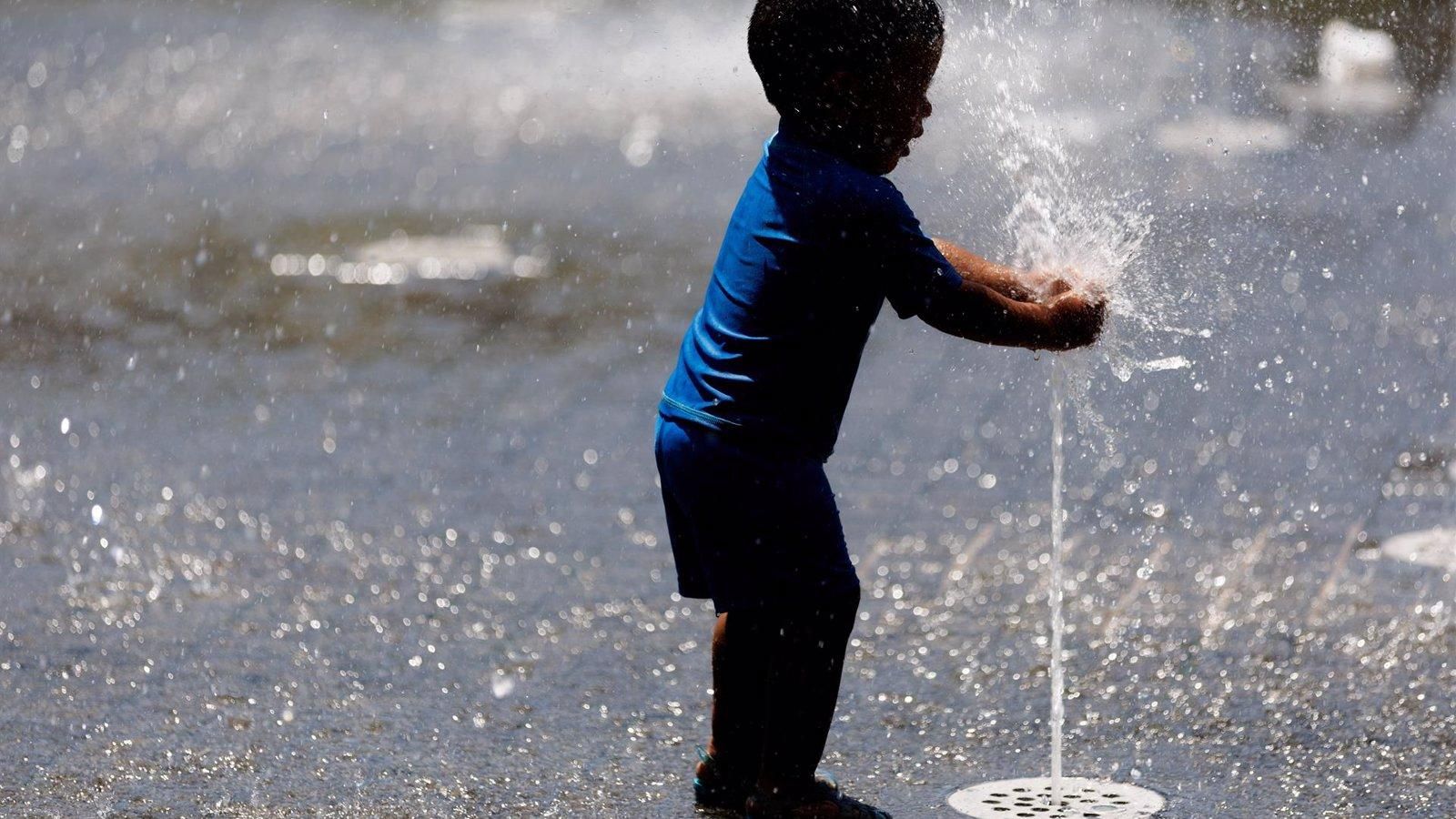 La Consejería de Sanidad seguirá vigilante ante los efectos del calor en la región este verano