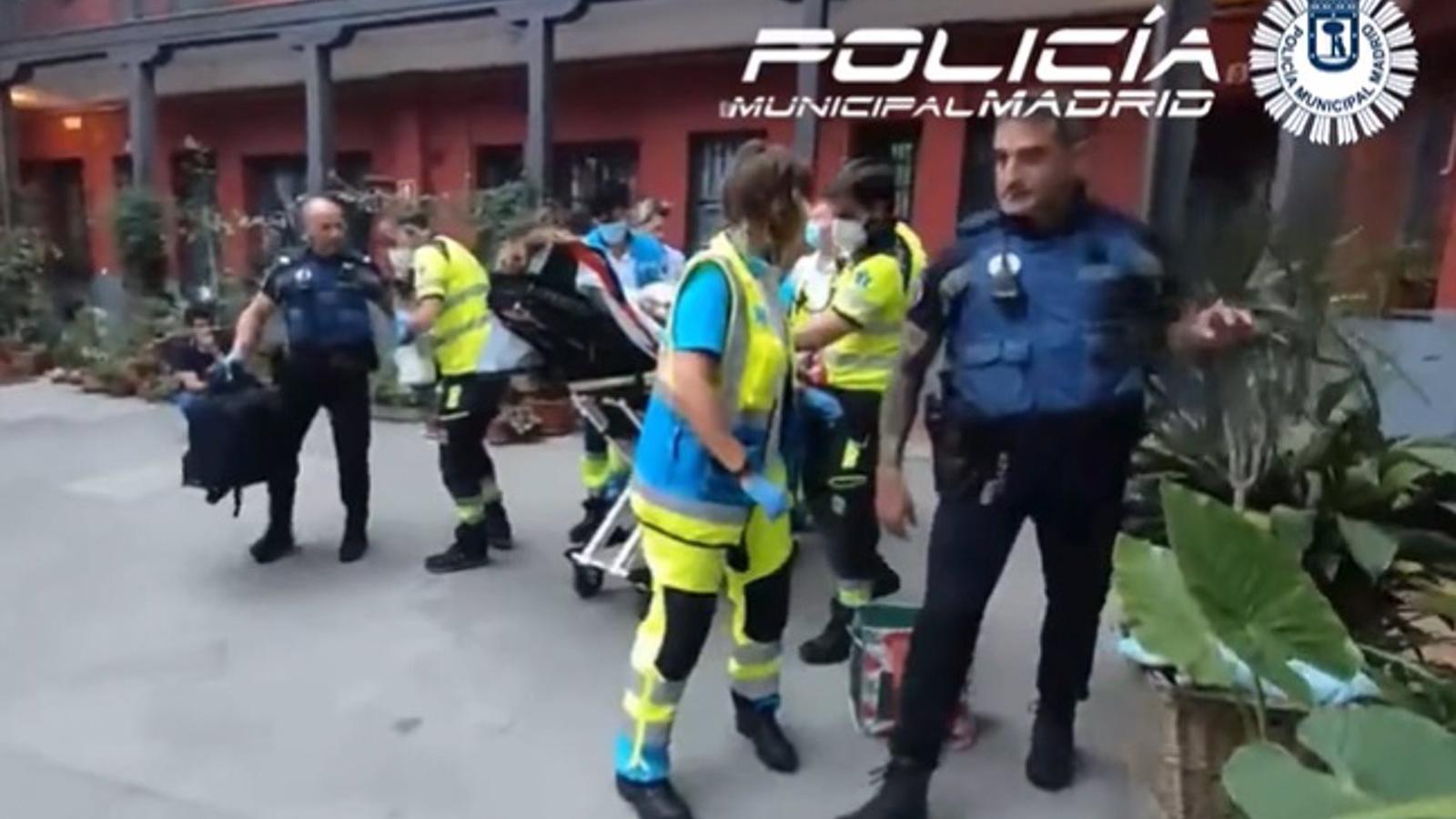 Agentes locales y sanitarios salvan la vida a una mujer que sufrió una parada cardiaca en su casa de Lavapiés