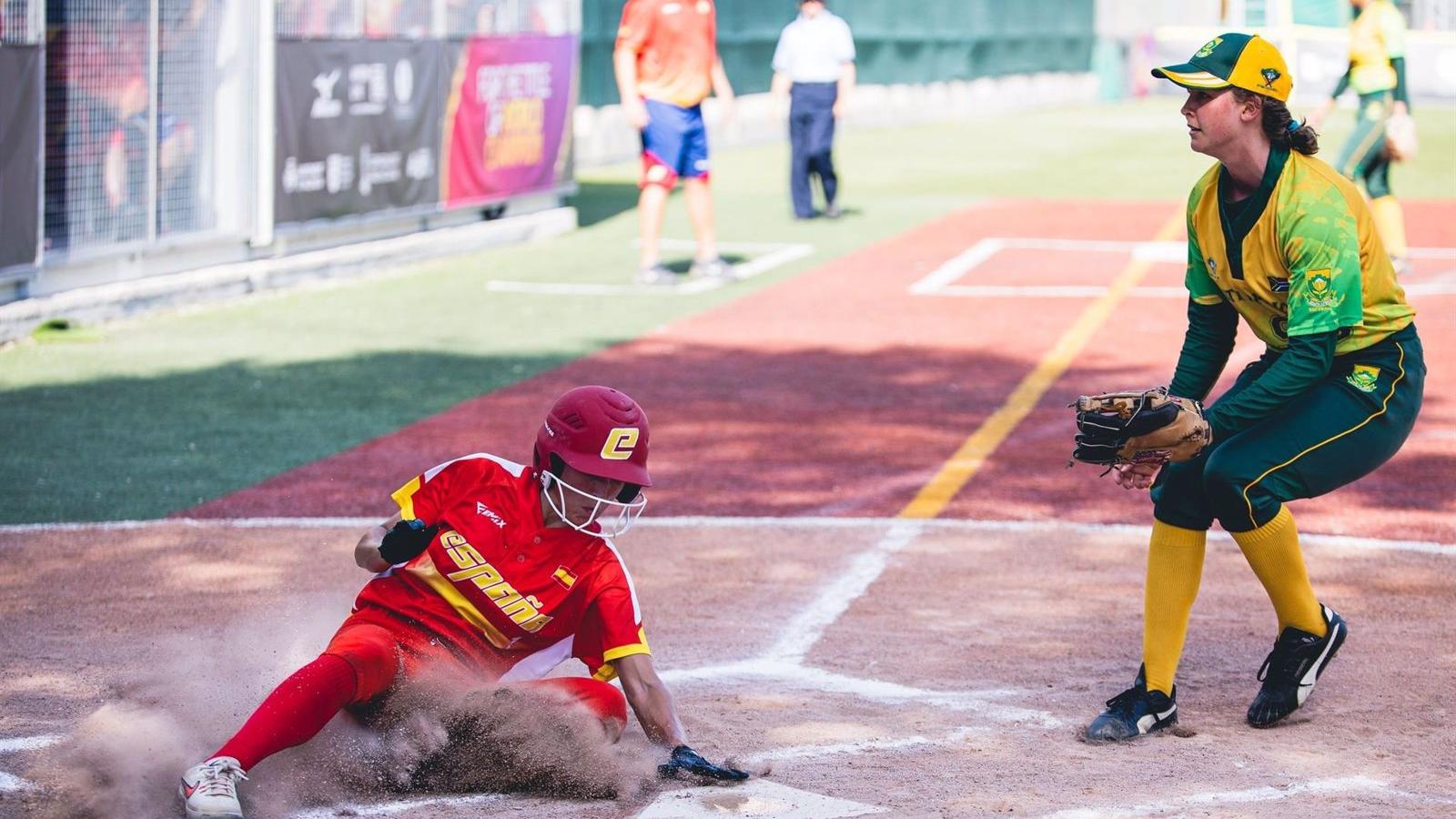España arrolla a Sudáfrica en su estreno en la Copa Mundial de Sofbol en Valencia