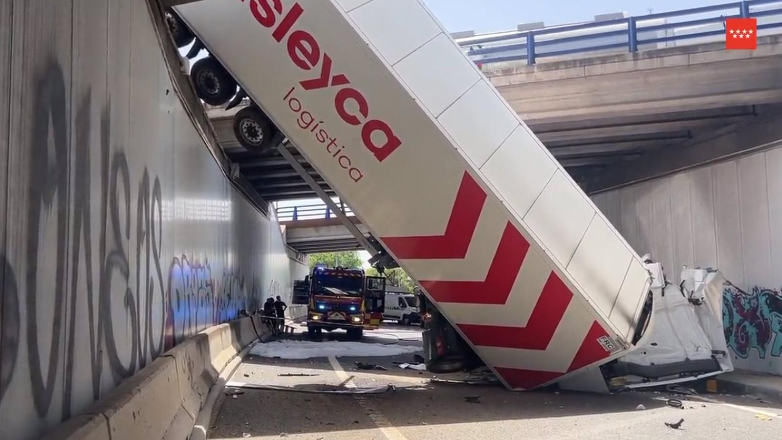 Un camión cae de la M-50 a la R-4 y provoca un gran atasco