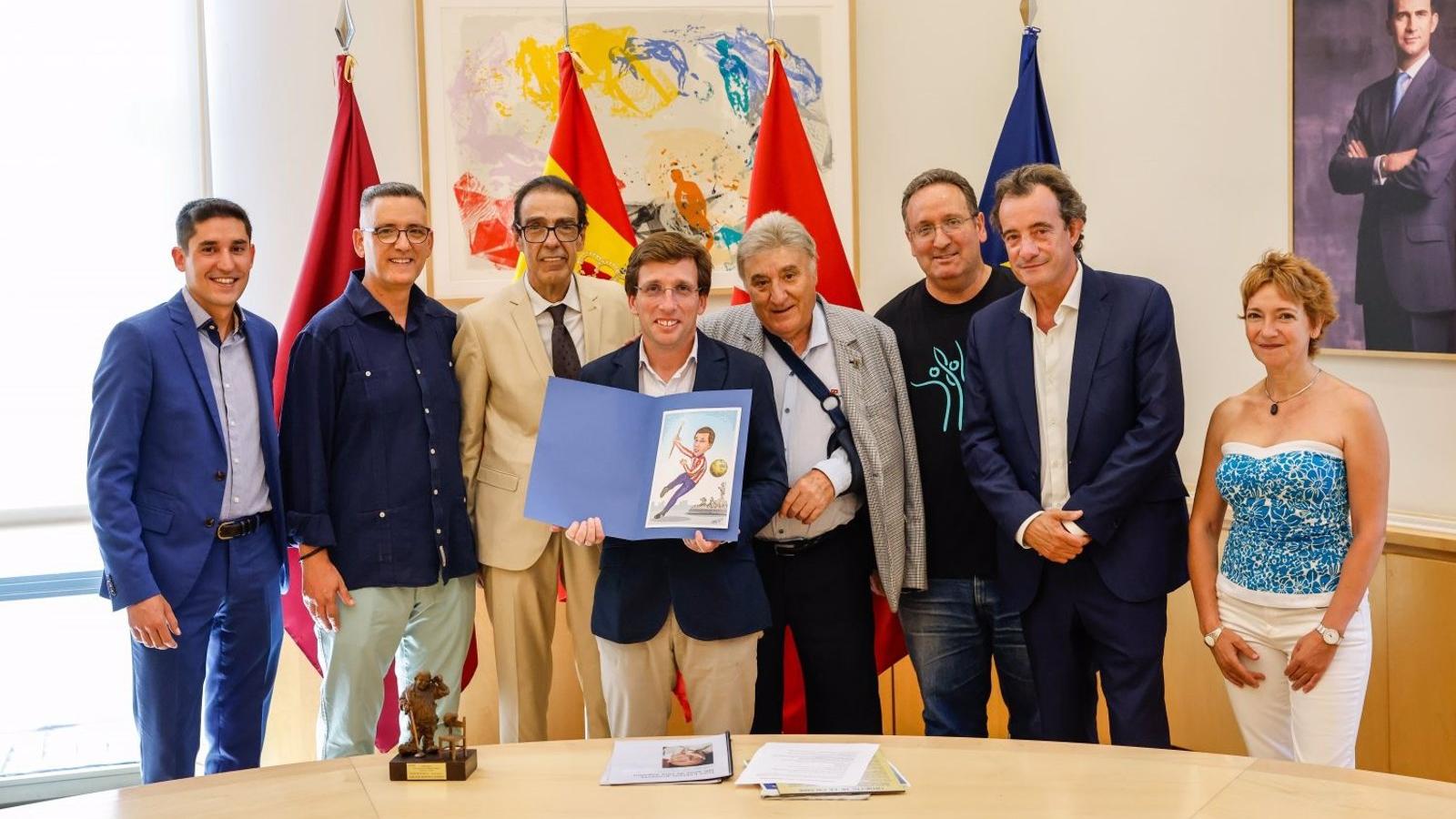 Martínez-Almeida recibe el Premio Sancho Panza por su "dignificación del humor"