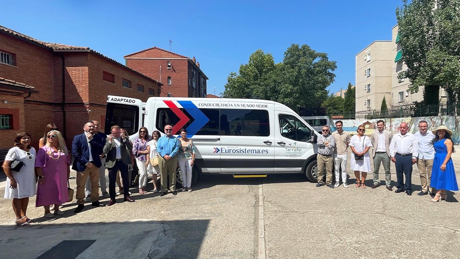 La asociación de enfermos de Alzheimer en Torrejón incorpora un vehículo adaptado para usuarios con movilidad reducida