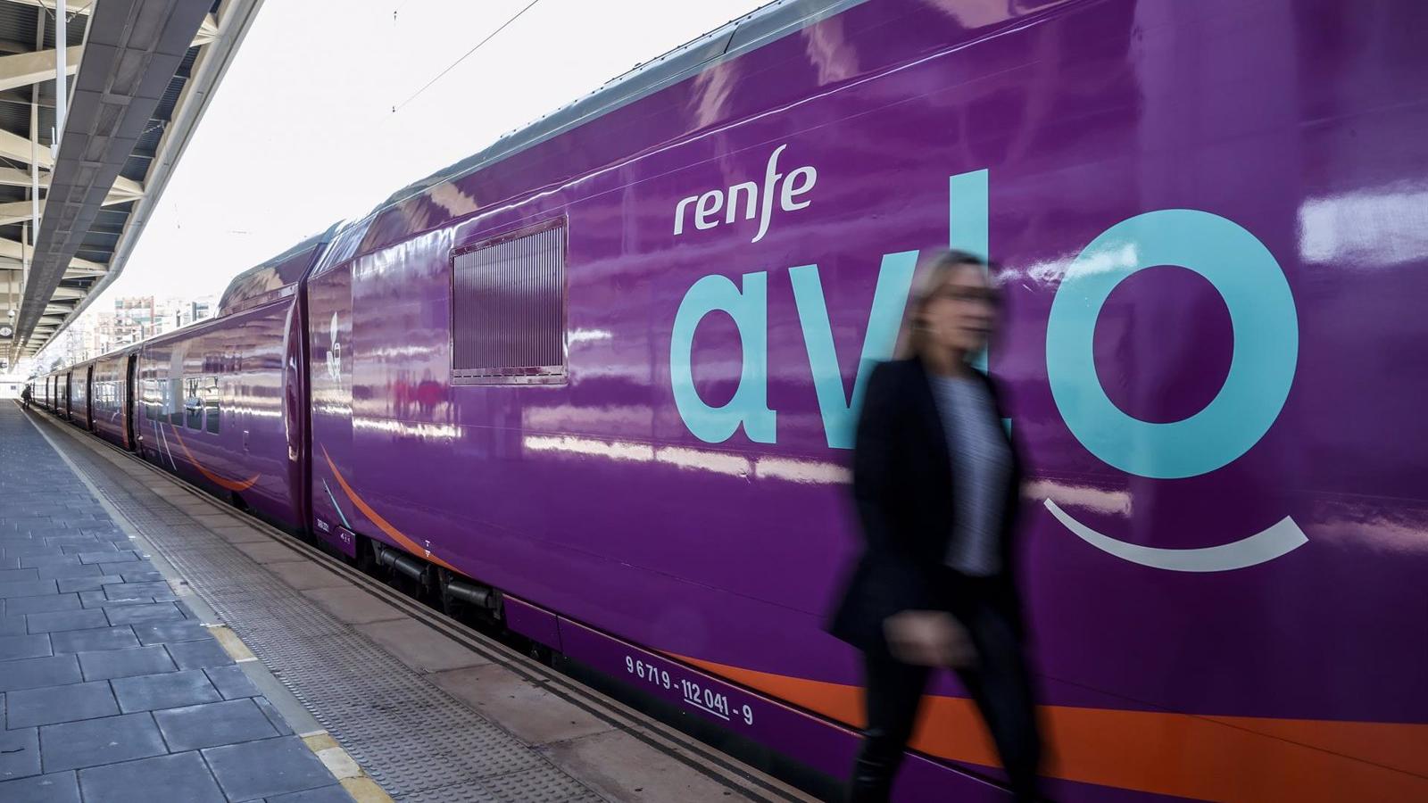 Renfe habilita alternativas para transportar a los viajeros afectados por la suspensión de trenes en Valencia