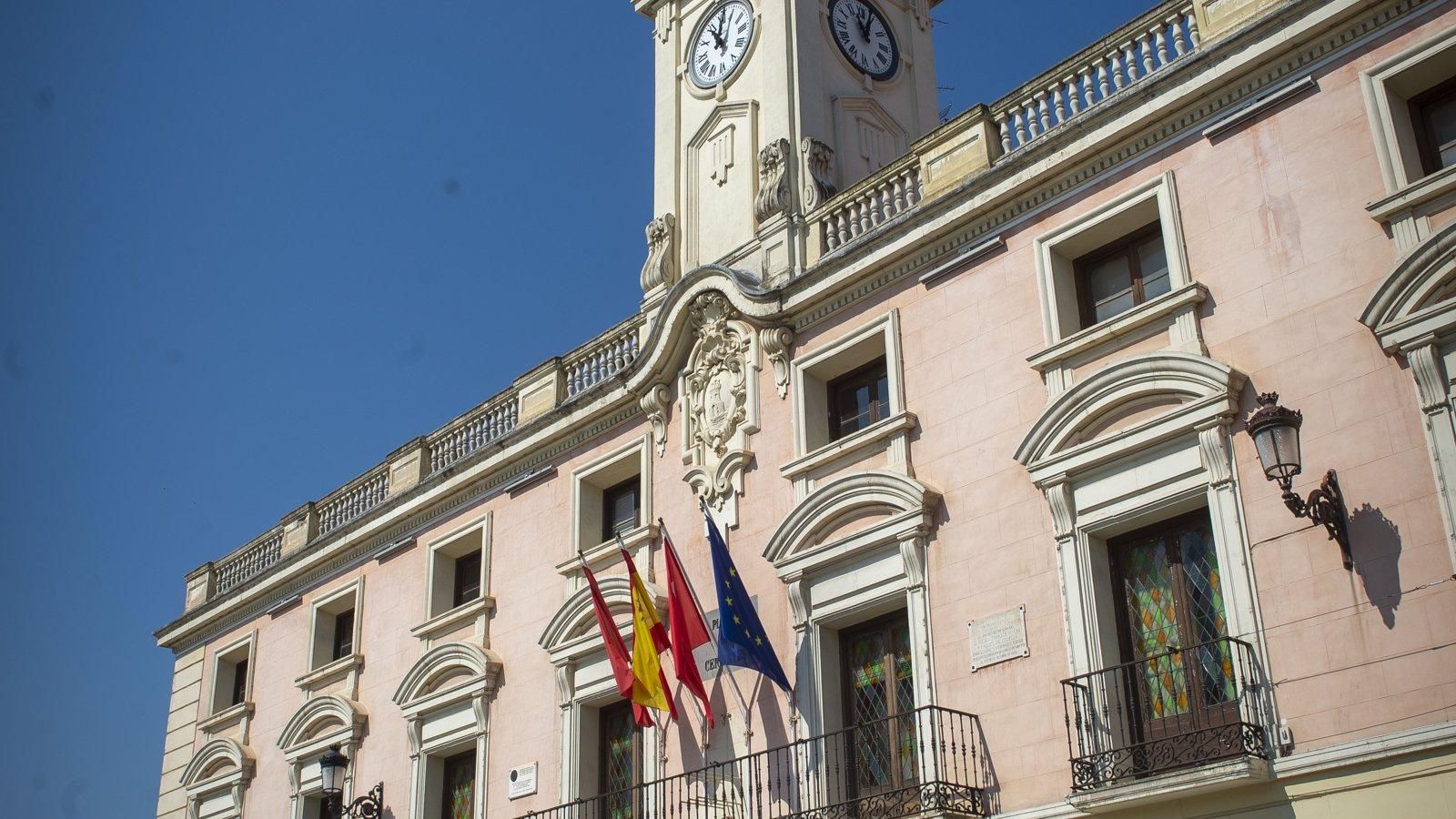 En Alcalá, el PP gana con el 37,4% de los votos, PSOE obtiene el 31,5% y Vox logra la tercera posición