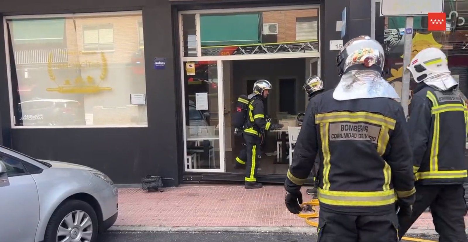 Los Bomberos de la Comunidad sofocan un incendio en una panadería de Alcobendas
