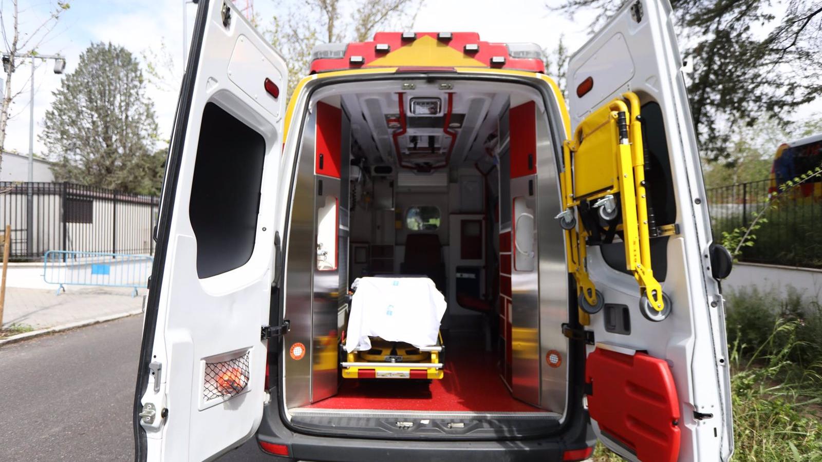 Rescatan a un conductor de camión cargado de escombros que ha volcado en la A-3