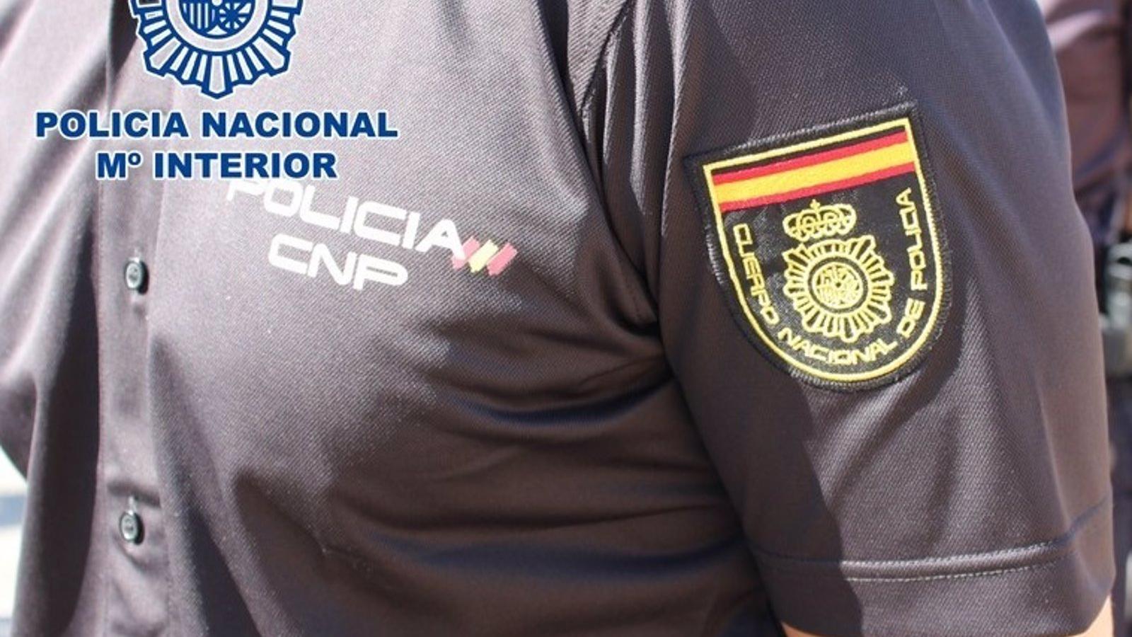  Un policía evita subido al capó la fuga de un conductor que causó un accidente con coche robado