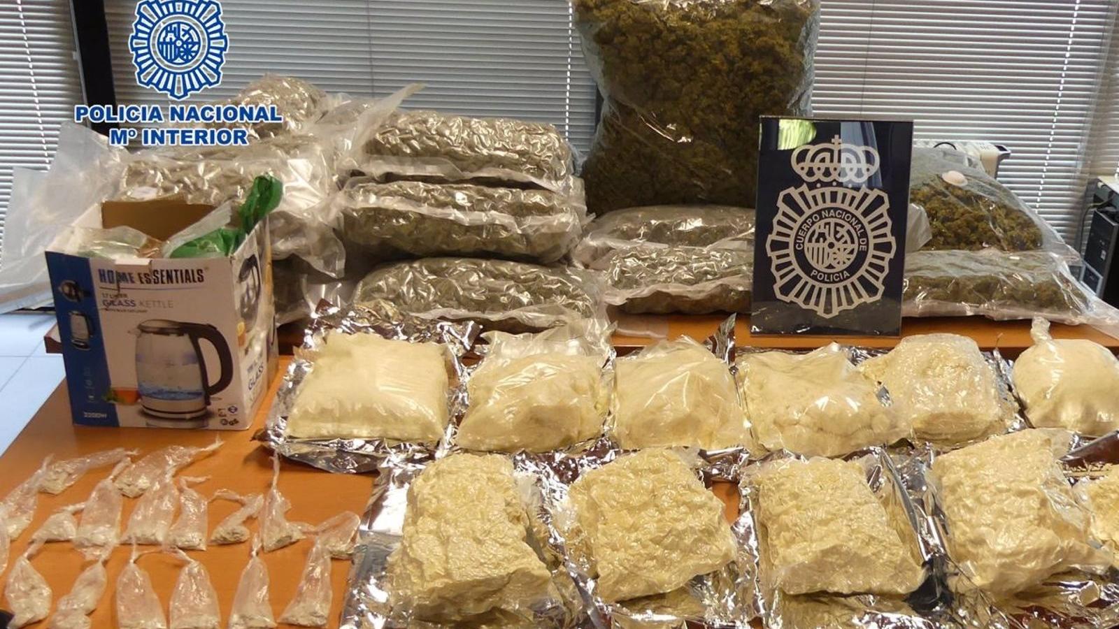 Desmantelado un 'narcopiso' en Villaverde con gran cantidad de droga sintética y una plantación de marihuana