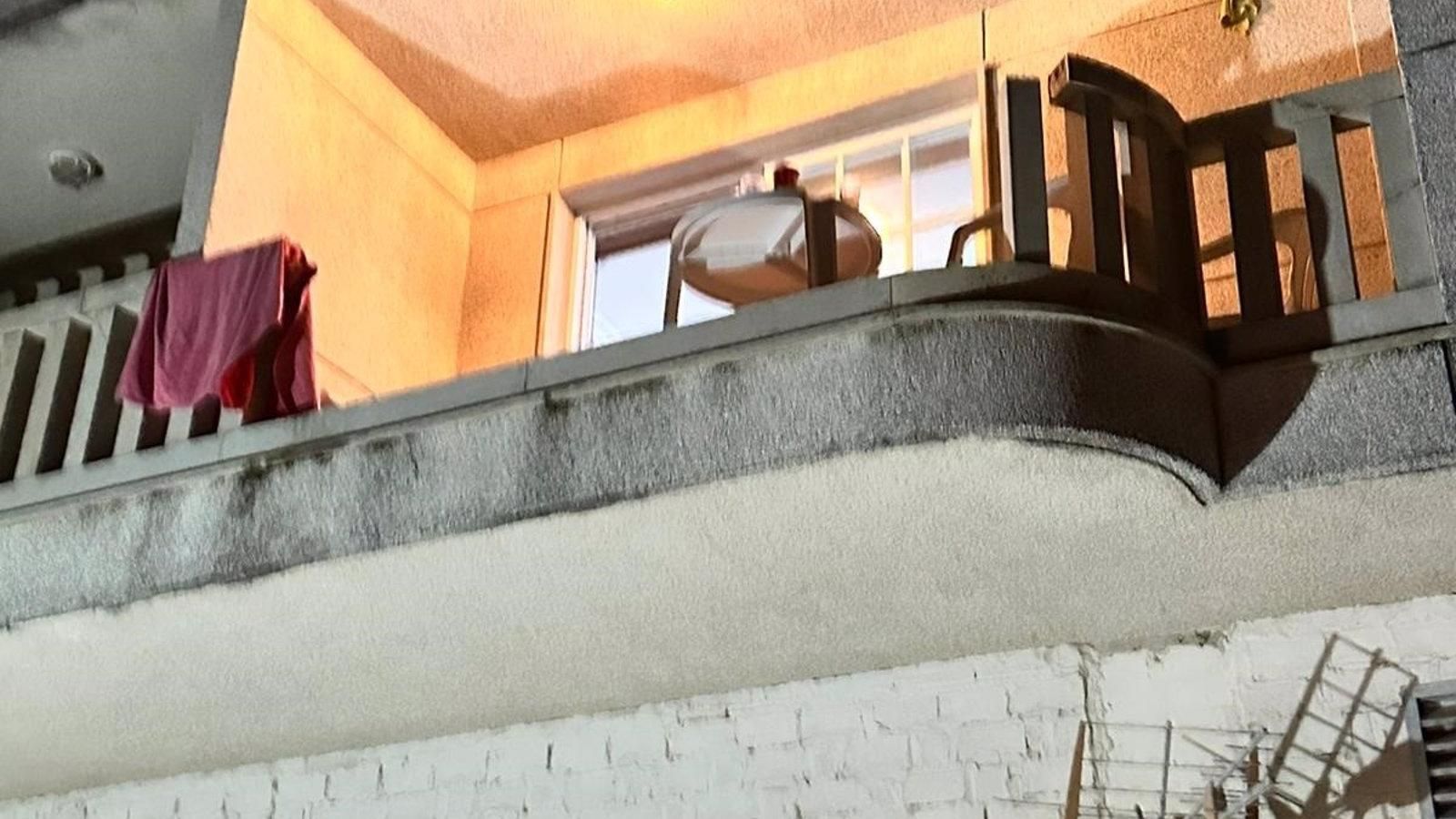 Cuatro jóvenes de Madrid heridos, uno grave, al caer de un balcón que cedió en Sanxenxo