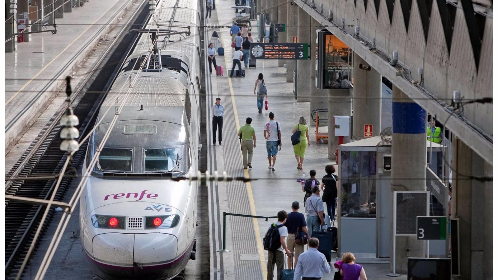 Renfe ofrece 1,2 millones de plazas en más de 4.000 trenes para la operación salida de agosto