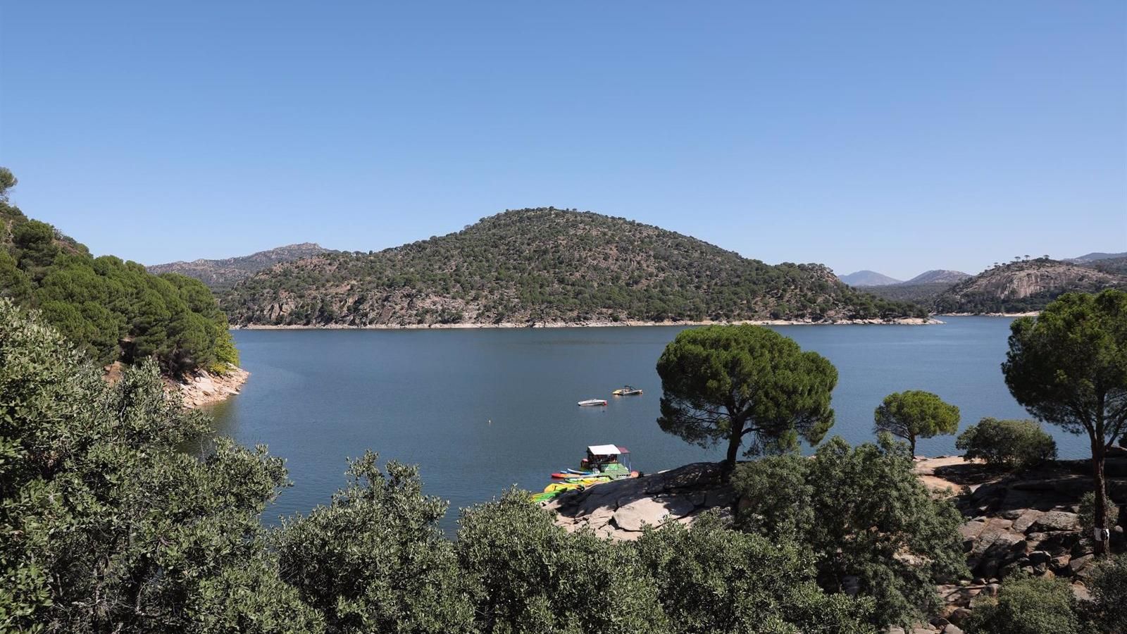 Un joven muere ahogado en el pantano de San Juan tras sufrir un accidente nadando