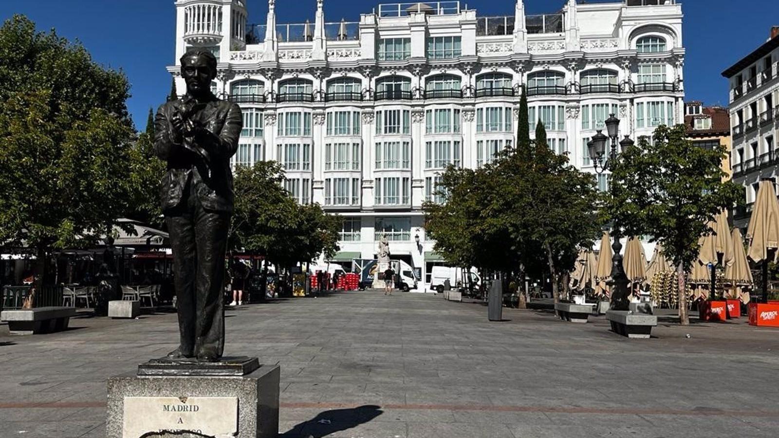 Un camión de la basura daña accidentalmente la escultura dedicada a Lorca en Madrid