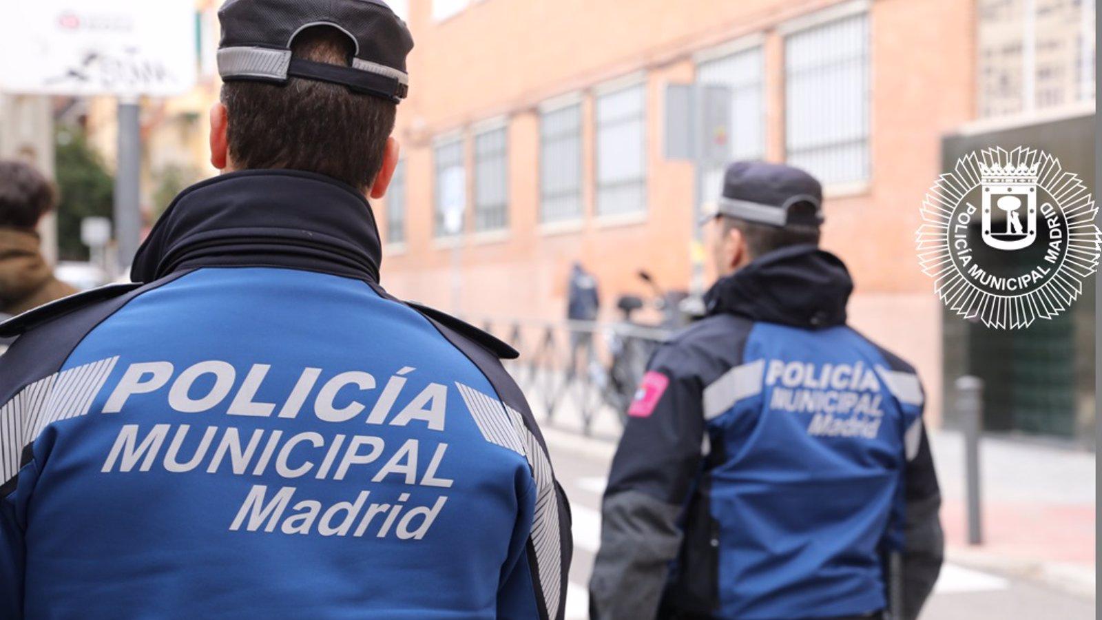 Detenidos unos padres tras localizar a una niña deambulando por una zona arbolada de Vallecas y ellos drogados