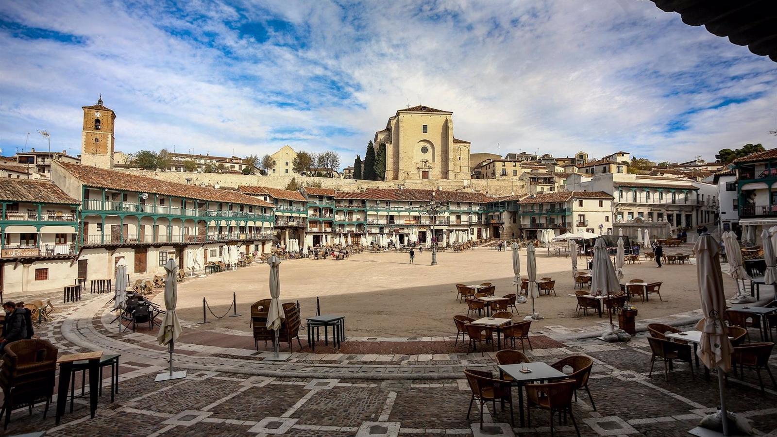 Las plazas mayores protagonizan seis rutas para descubrir la región este verano