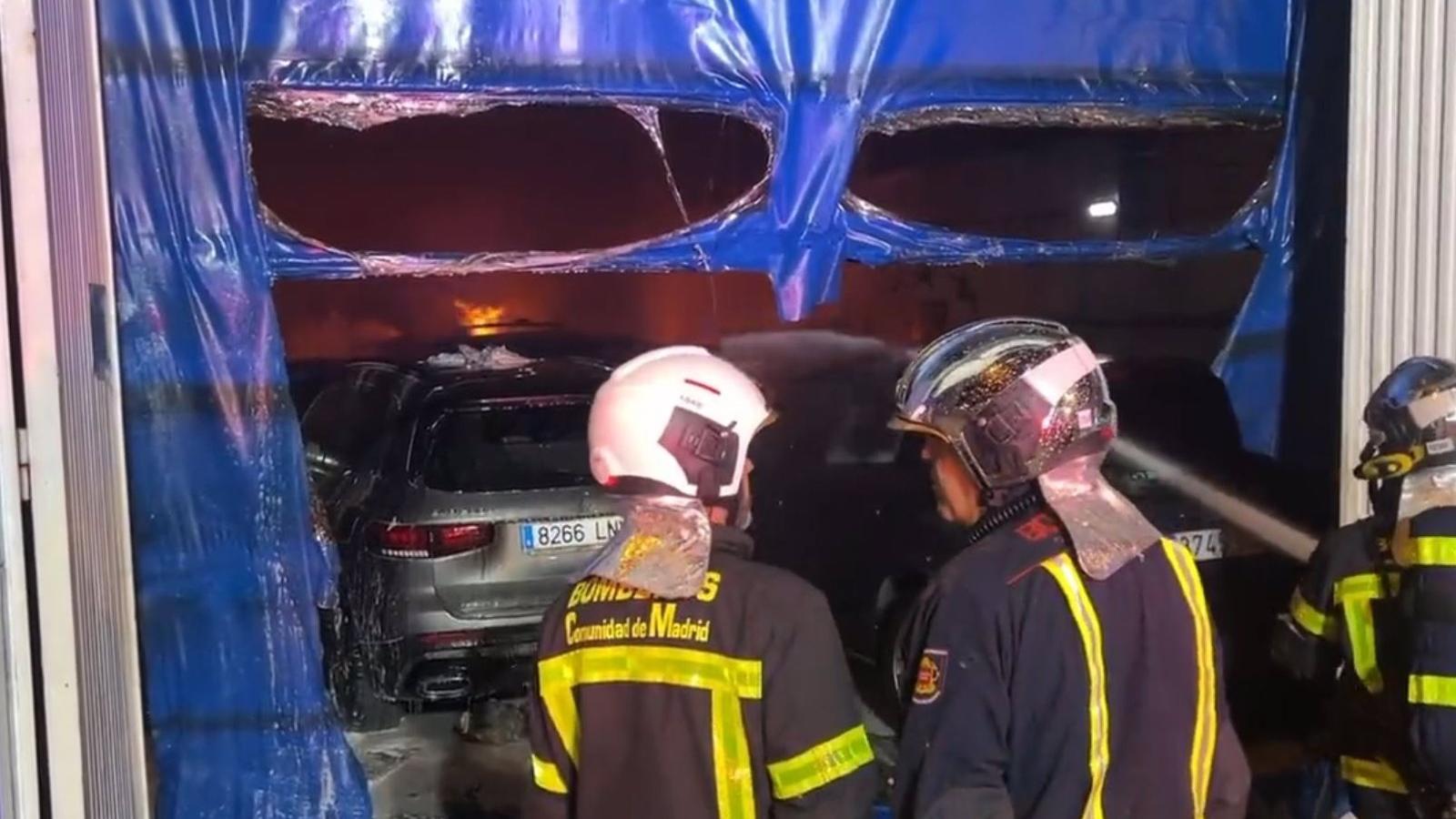 Extinguido un incendio sin víctimas en una nave de reparación de coches en Colmenar Viejo