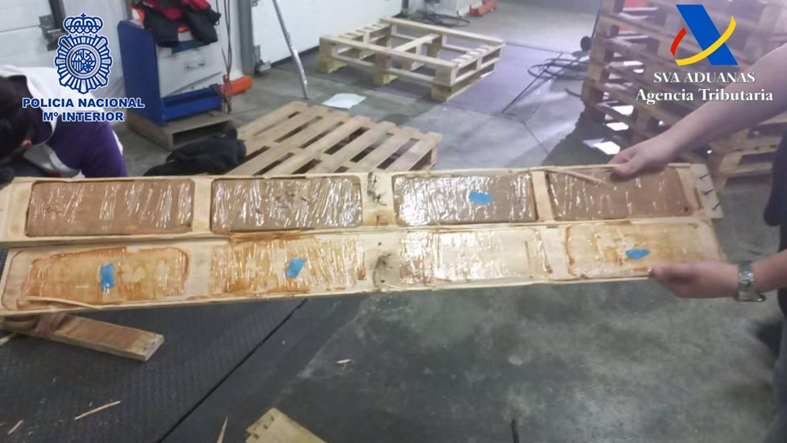 Desmantelado un entramado de empresas que facilitaba el transporte de droga oculta en contenedores de fruta