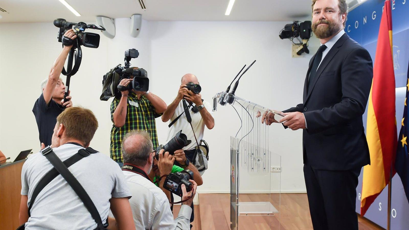 Espinosa de los Monteros se va por motivos personales: deja el Congreso y la dirección de Vox, pero seguirá de afiliado