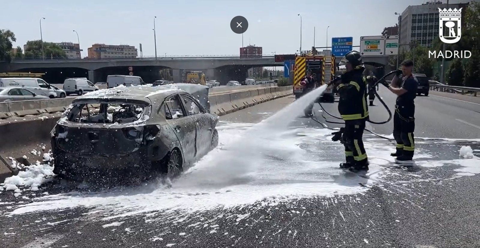 Sofocado el fuego del coche que chocó contra otro en la M-30