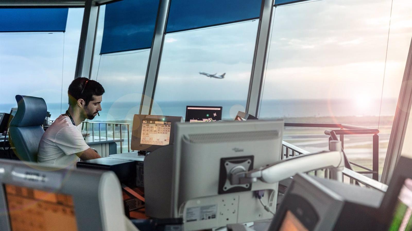 El centro de control aéreo de Madrid gestiona un 6,9% más de vuelos en julio y un 12,6% más en los siete primeros meses