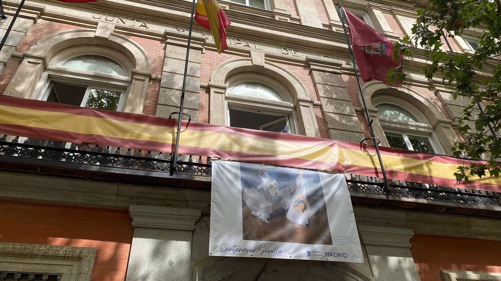 Una lona en Chamberí recuerda a Joaquín Sorolla, vecino madrileño, por el centenario de su fallecimiento