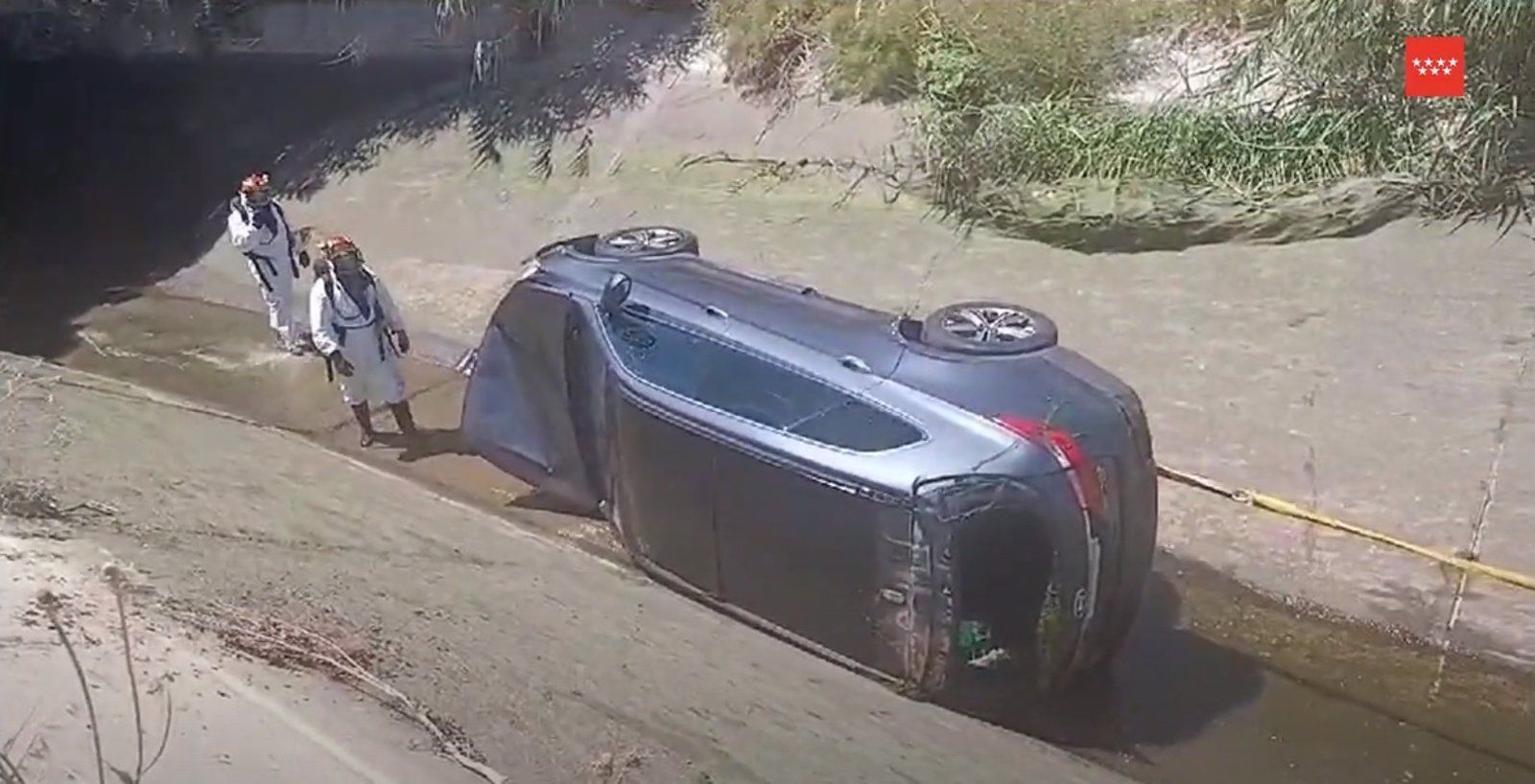  Ilesos los ocupantes de un coche caído a una acequia en San Martín de la Vega tras una persecución policial