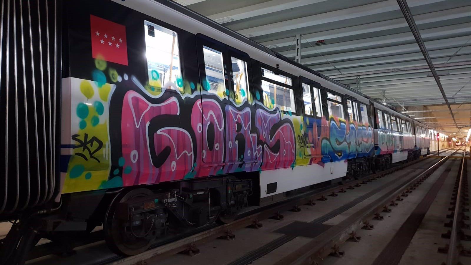 Buscan a un grupo de grafiteros por pintar trenes en dos estaciones de Metro y agredir a una vigilante