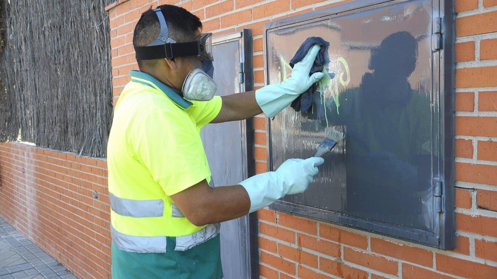 El servicio de limpieza de Boadilla ha eliminado más de 1.469 grafitis en lo que va de año