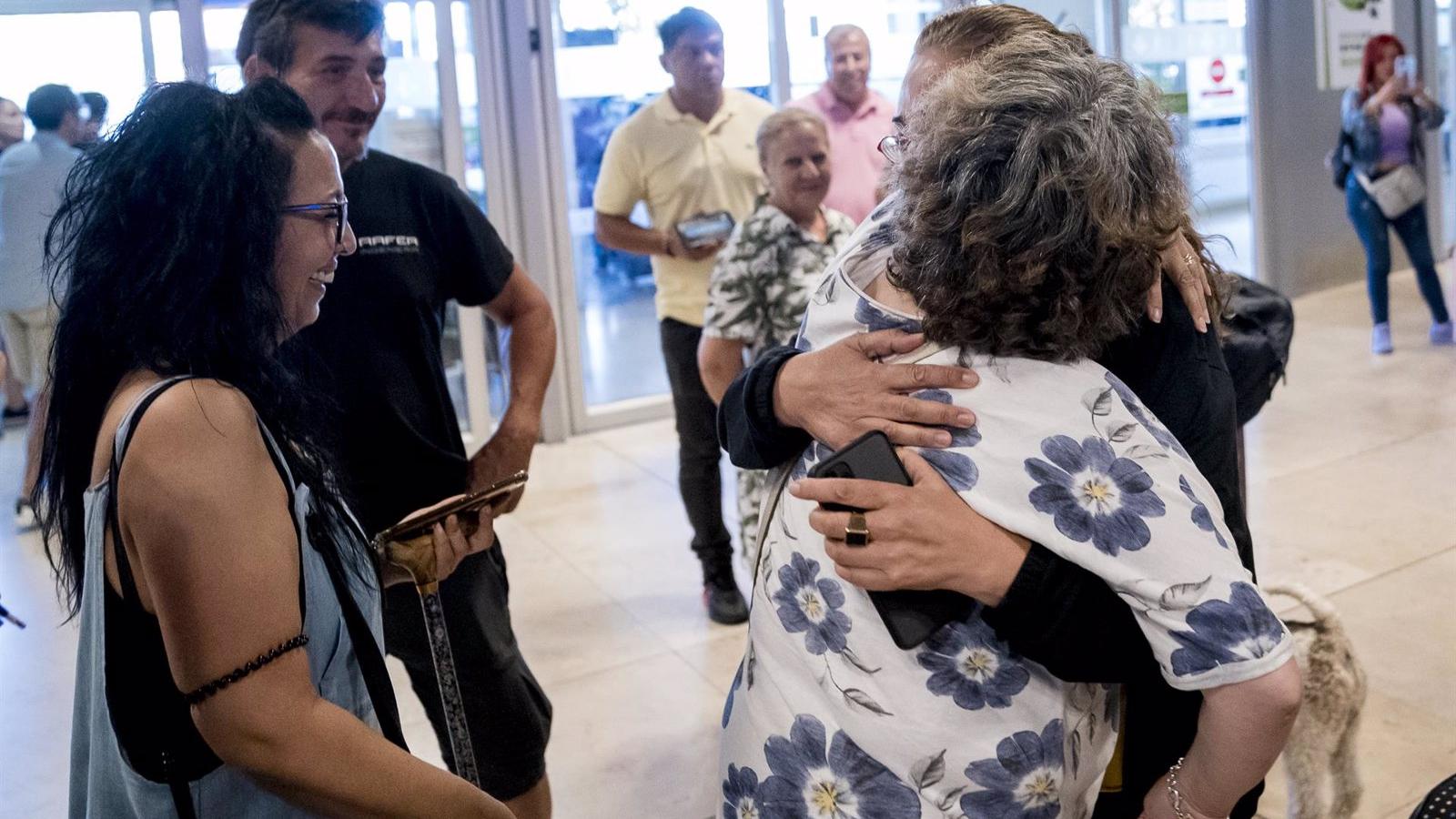 Aterrizan en el aeropuerto de Barajas seis turistas españoles atrapados en Etiopía