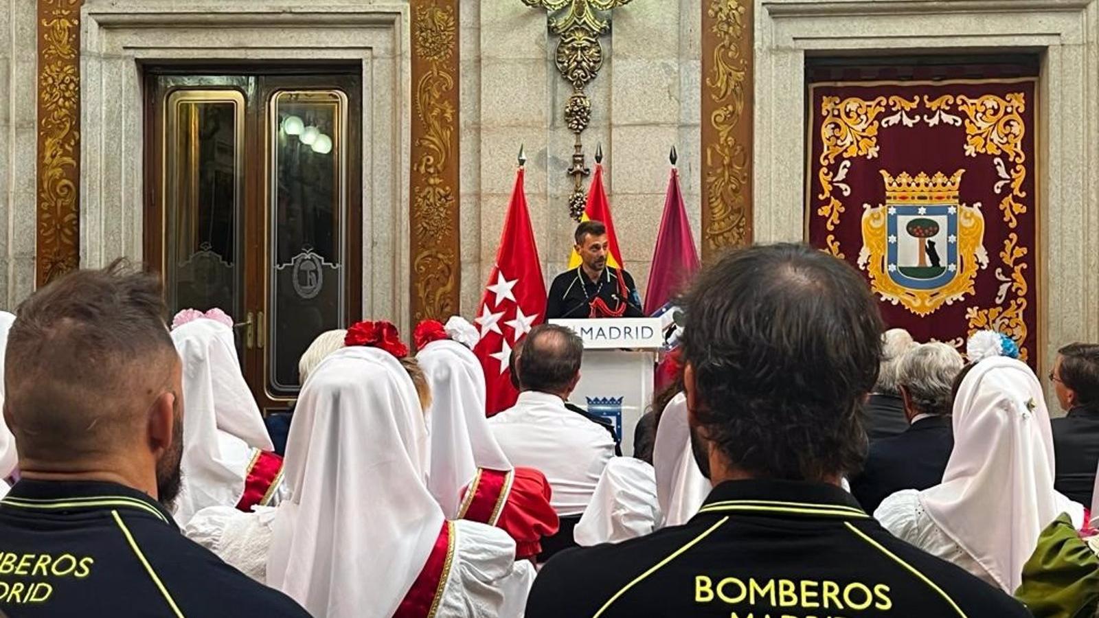 El Altético de Madrid Femenino y dos bomberos reciben Las Palomas de Bronce en la Casa de la Villa